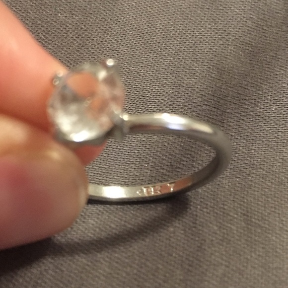 Beautiful Solitaire Ring - Picture 6 of 6